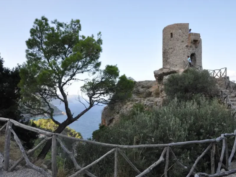 Torre del Verger tårn på klipperne over kysten i Banyalbufar på øen Mallorca.