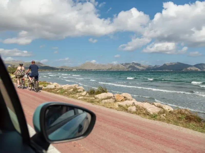 Udlejningsbil fra biludlejnings-firma der kører på øen Mallorca i Spanien.