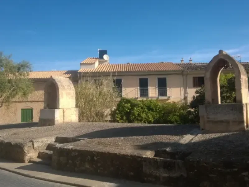 Gammel vandtank og vandforsyning i Santa Eugenia by på Mallorca.