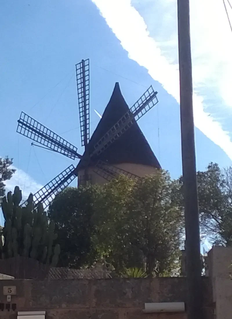 Nedlagt vindmølle på bakketoppen Es Puget, i byen Santa Eugenia på Mallorca.