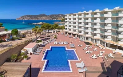 Voksenhotel i byen Camp de Mar på ferieøen Mallorca, tæt ved strande.